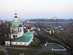 Вид со смотровой площадки в сторону центра города и Успенского собора. На переднем плане — Спасская церковь
