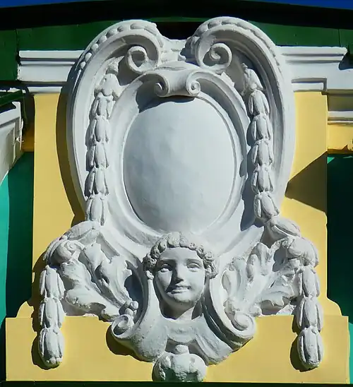 Картуш с маскароном во фронтоне