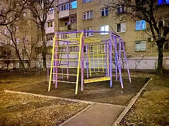 Турники для разных групп мышц на спортивной площадке в Доломановском сквере