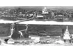 На дореволюционной фотографии в центре за рекой − станичная церковь Михаила Архангела; справа на переднем плане − Николаевская церковь хутора Тубянский