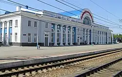 Здание со стороны платформы станции. 10.05.2016