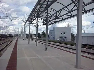 Вид на станционное здание с платформы