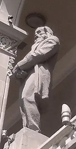 Статуя на фронтоне лоджии здания Азербайджанской республиканской библиотеки имени М. Ф. Ахундова