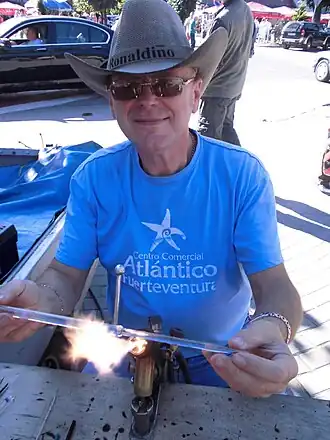 Стеклодув Юрий Леньшин работает на площади в Светлогорске, август 2013