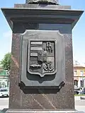 Герб города на постаменте колонны