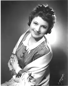 Стелла Роман в роли Аиды