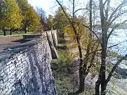 Стена Среднего города у р.Великой. Вид с Ольгинского моста.