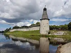 Высокая башня и фрагмент стены Окольного города