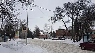 вид на площадь Авиаторов: прямо улица Курсанта Еськова, направо — Стрелецкаясправа 3-этажные дома военной части