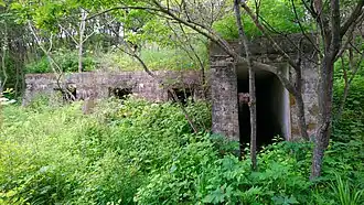 Строение на склоне сопки, примерно в 200 м к северу от командного поста