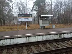 Табличка и пассажирский павильон.