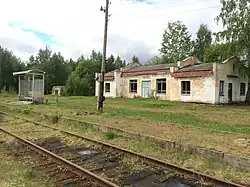 Полуразрушенное пасс. здание и новый павильон.