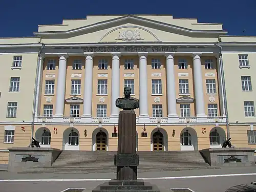 Бюст М. П. Одинцова на фоне Суворовского училища