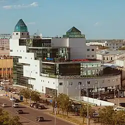 ТЦ «Олимп» на Тверском проспекте. Изначально здание проектировалось как офис «Тверьуниверсалбанка». Вид с крыши дома №1/1 по проспекту Чайковского.