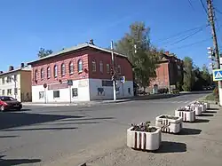 Угол с улицей Ленина (уходит влево)