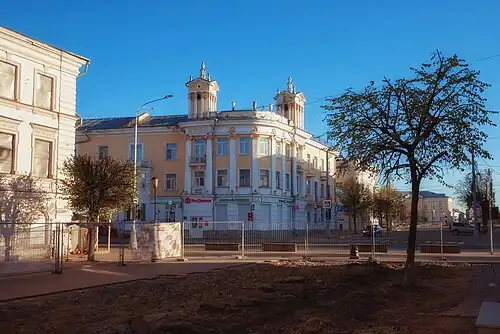 Дом №23 по Новоторжской. Вид с Трёхсвятской. Можно видеть начало работ по реконструкции улицы.