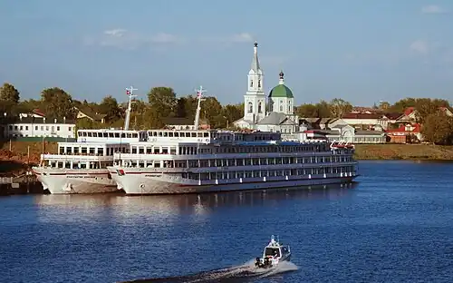Круизные теплоходы у причала речного вокзала на стрелке Волги и Тверцы. На заднем плане Свято-Екатерининский женский монастырь в Затверечье.