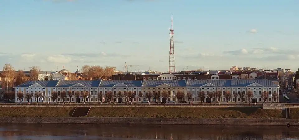 Фрагмент единой фасады на набережной Степана Разина (дома с № 11 по № 16). Вид с крыши речного вокзала.