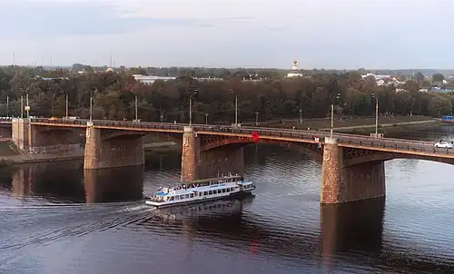 Новый мост через Волгу. В центре кадра виден прогулочный теплоход серии «Москва».