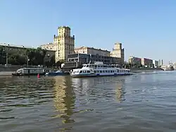 Теплоход «850 лет Москве» на Москве-реке в районе Бережковской набережной