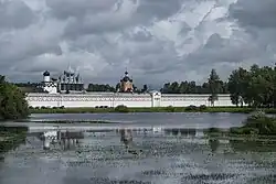 Южная стена монастыря