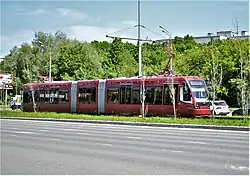 Трамвай маршрута 5 (модель АКСМ-843) на проспекте Победы, около Соловьиной рощи (май 2020)