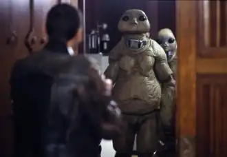 Доктор, стоящий напротив Сливинов на Даунинг-стрит, 10