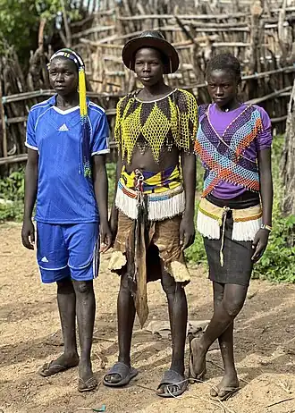 Три девушки