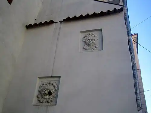 Маскароны, вмурованные в брандмауэрную стену