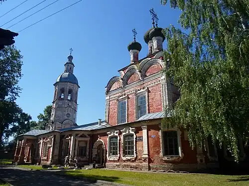 Рядом колокольня.