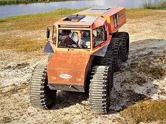 Фары защищены решёткой. В крыше каждой секции имеется люк.