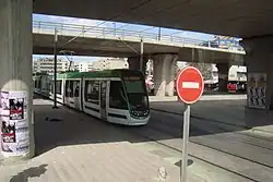 Трамвай под путепроводом