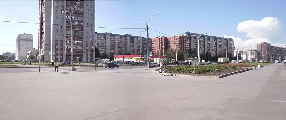 Стародеревенская улица севернее пересечения с Ситцевой. Слева видна застройка Ситцевой улицы