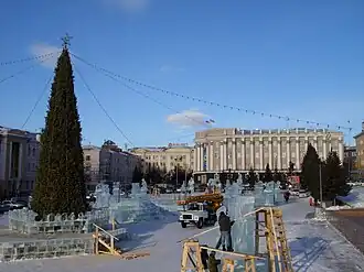 Новогодние приготовления на площади