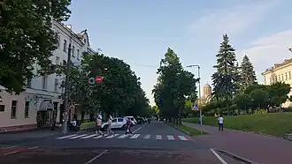 начало улицы — вид со стороны Красной площади  слева дом — № 4, справа — Пятницкая церковь