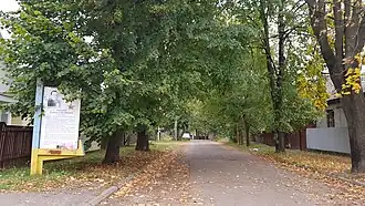 конец улицы — вид со стороны Промышленной улицыслева информационный щит