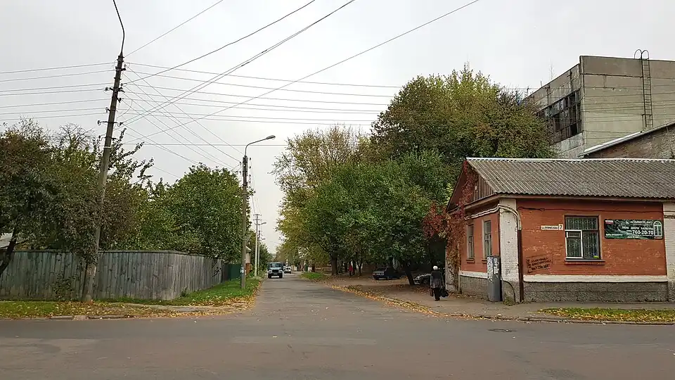 вид со стороны перекрестка с Промышленной улицейсправа историческое здание дом № 7 Промышленной улицв