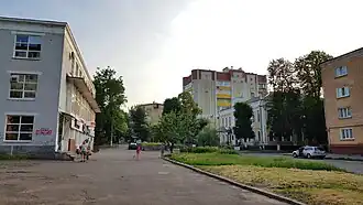 начало улицы при примыкании Мстиславской улицы, справа (2-этажный дом) Дом хоральной синагоги — Черниговский областной молодежный театр