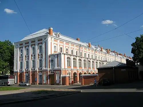 Здание Двенадцати коллегий. Вид со стороны площади