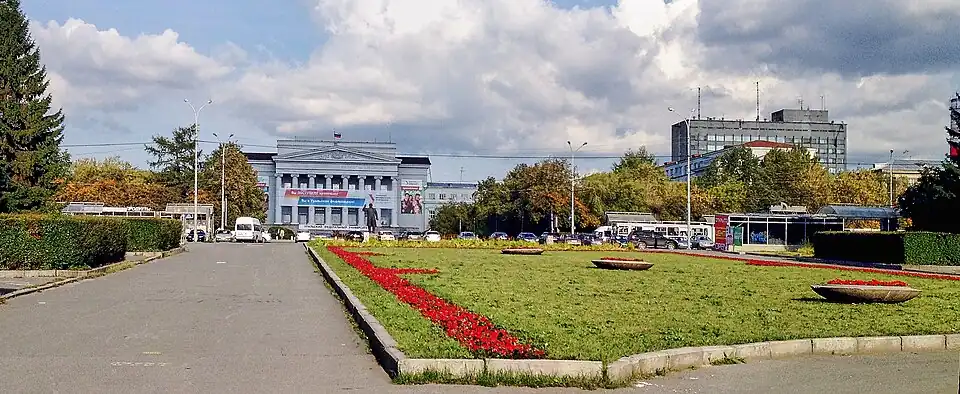 Сквер на площади