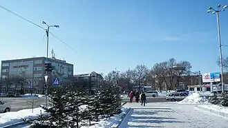 Уссурийск, перекрёсток ул. Чичерина и Краснознамённая, справа — здание цирка.