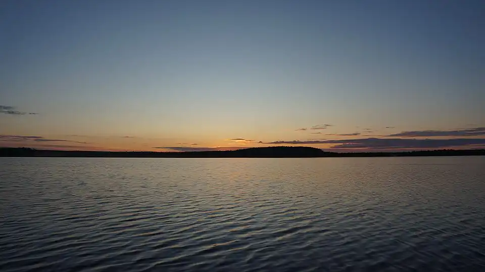 Северное побережье озеро Нижнее Падозеро. Справа вдалеке можно увидеть устье Паданои