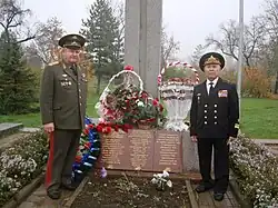 У могилы десантников-черноморцев генерал-майор А. А. Дорофеев и контр-адмирал М. М. Тхагапсов, Майкоп, 2013.