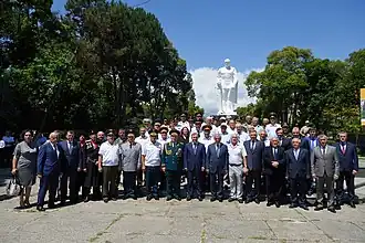 У памятника Неизвестному солдату участники торжеств в честь 100-летия соединения. Сухум 2018.