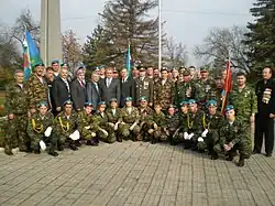 У памятника морякам-десантникам в Майкопе В центре военный комиссар Республики Адыгея полковник А. И. Аверин, правее стоят Пред. ГС-(Х)РА А. Г. Иванов, генерал А. А. Дорофеев, Глава Майкопа М. Н. Черниченко, пред.горсовета В. В.  Николаев, депутат Д. Р. Мирза, десантник В. Дедов.