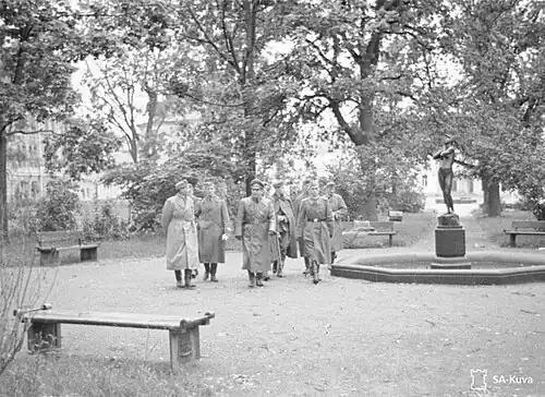 Финские военнослужащие и немецкий офицер у фонтана в 1941 году