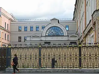 Трансформаторная подстанция и историческая ограда