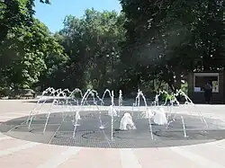 Фонтан в центре Детского парка
