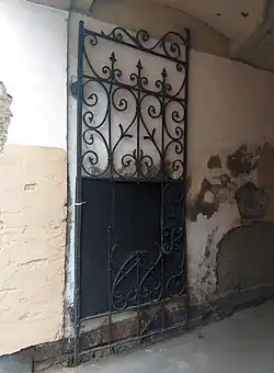 дом 4 — левая створка ворот