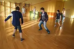 Футбольный матч в большом спортивном зале